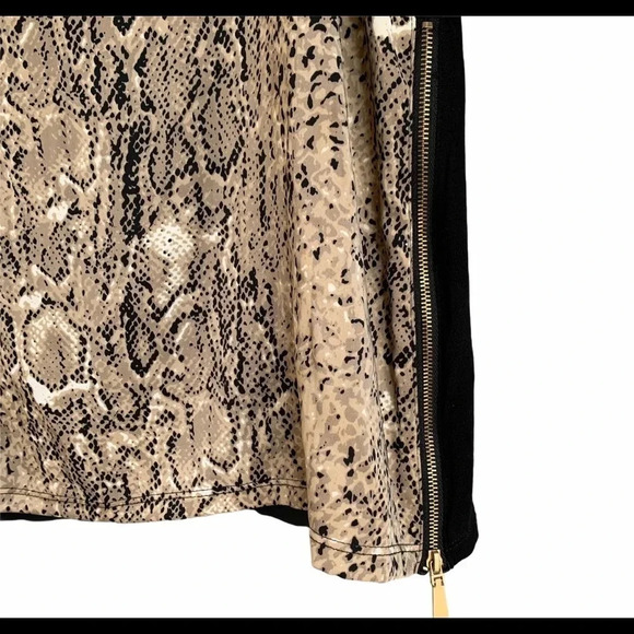 Vince Camuto Snake Skin Side Zipper Detail Top - Picture 3 of 7